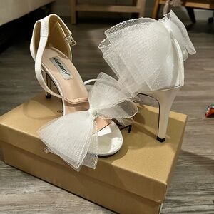 Bow heels